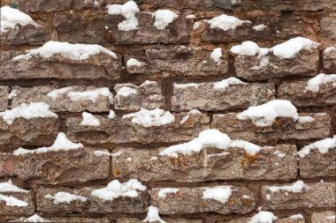 Taş arka plan ile kar