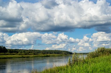 Volga nehrinin üzerindeki bulutlar