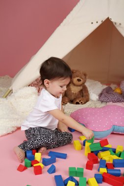 Çocuk oyun: Oyuncaklar, yapı taşları ve Teepee çadır