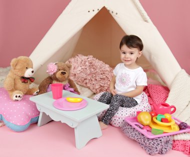 Çocuk oyun: Gıda, oyuncak ve Teepee çadır gibi davran