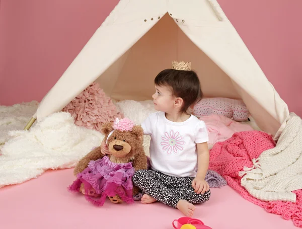 Kinderspiel: Spielzeug und Tipi-Zelt vortäuschen — Stockfoto