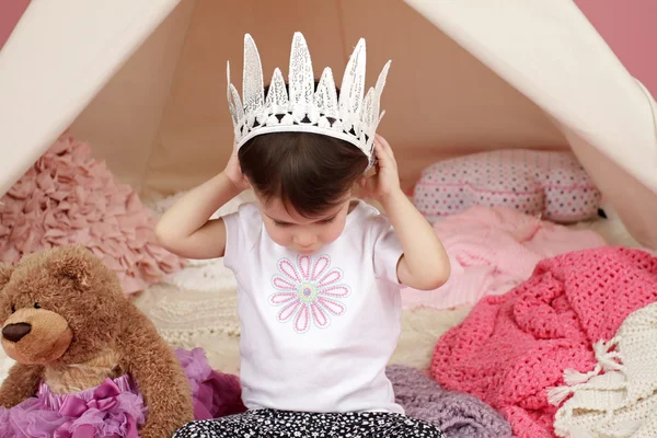 Barn låtsas spela: Princess Crown och tältkåta tält — Stockfoto