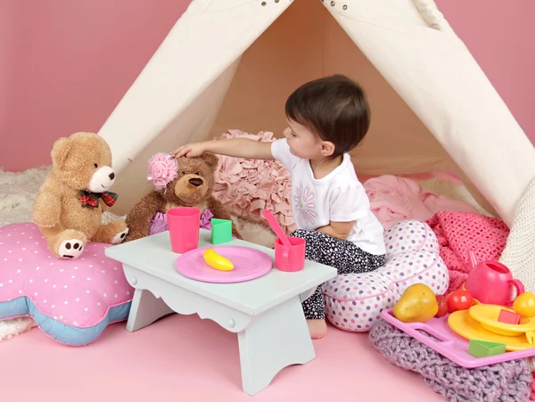 Детские игры: Притворная еда, игрушки и палатка для вигвамов — стоковое фото