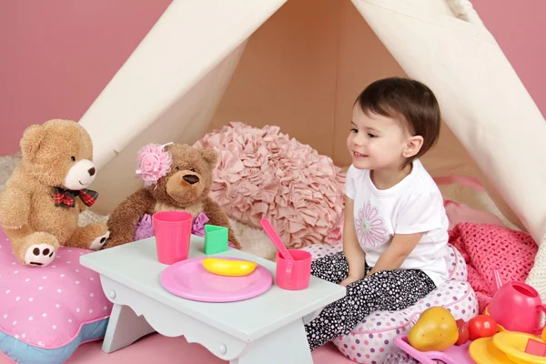 Brincadeira de criança: Finja comida, brinquedos e tenda de chá — Fotografia de Stock