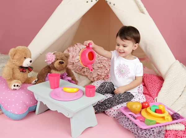 Bambino giocare: fingere cibo, giocattoli e tenda teepee — Foto Stock