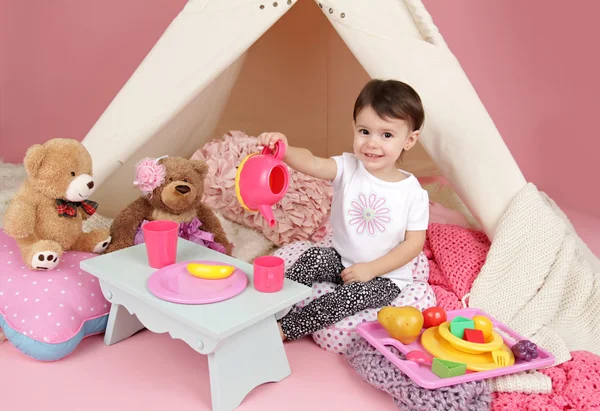 Brincadeira de criança: Finja comida, brinquedos e tenda de chá — Fotografia de Stock