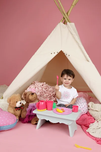 Brincadeira de criança: Finja comida, brinquedos e tenda de chá — Fotografia de Stock