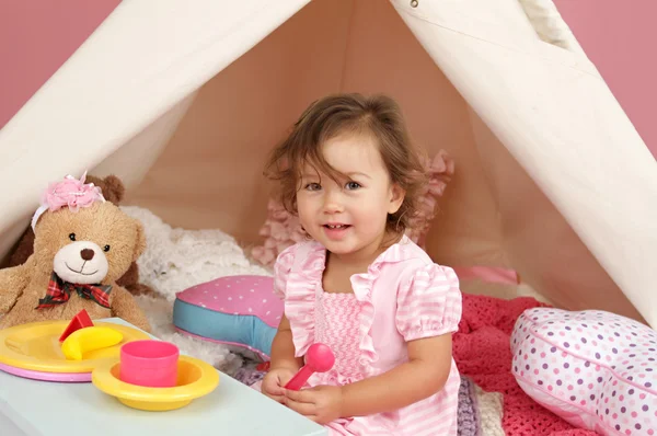 Pretend Play Tea Party thuis met een tipi Tent — Stockfoto