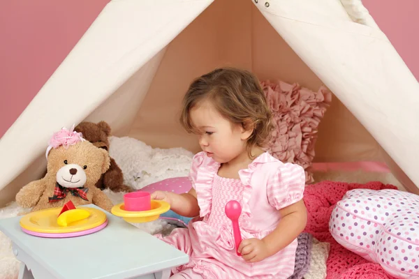 Fingere di giocare Tea Party a casa con una tenda TeePee — Foto Stock