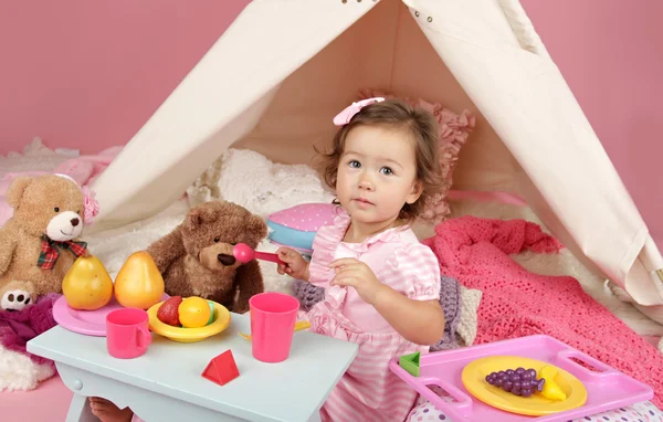 Låtsas spela Tea Party hemma med ett indiantält tält — Stockfoto