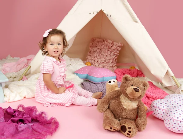 Pretend Play Tea Party thuis met een tipi Tent — Stockfoto