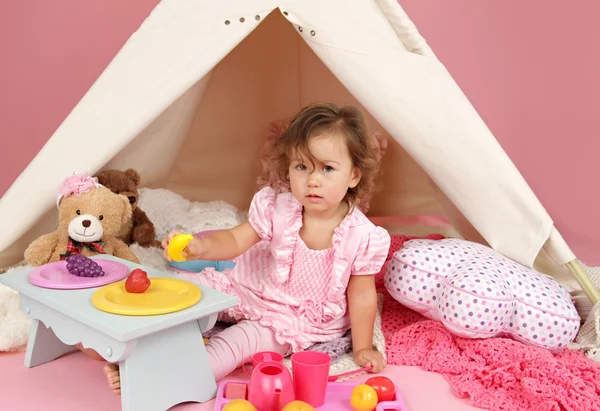 Finja Jogar Tea Party em casa com uma tenda TeePee — Fotografia de Stock