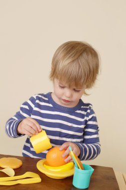 Pişirme ve yemek çocuk gıda gibi davran.