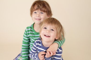 Sarılma ve gülümseyen happy Kids