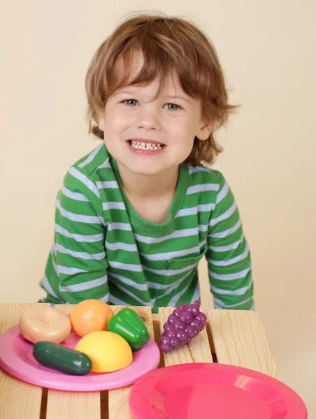 Bambino cucina fingere cibo — Foto Stock