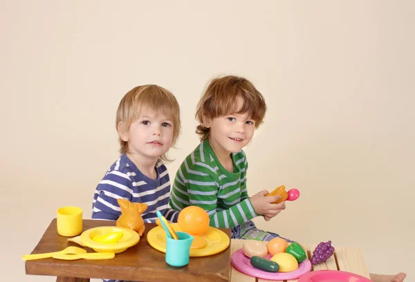 Barnen matlagning och spela med låtsas mat — Stockfoto