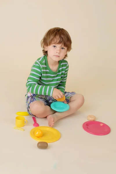 Bambino cucina fingere cibo — Foto Stock