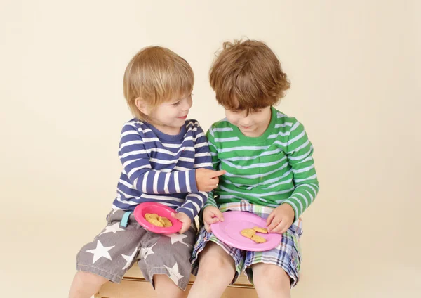 Niños compartiendo un aperitivo, Comida, Moda infantil —  Fotos de Stock