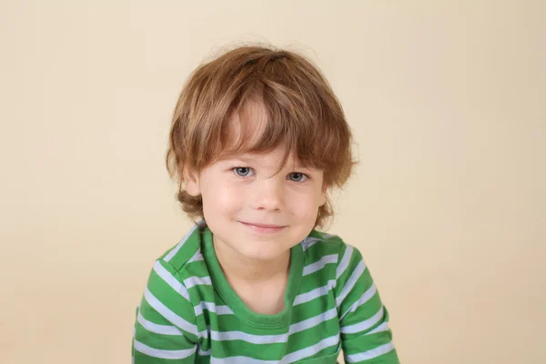 Niño sonriente caucásico, Moda —  Fotos de Stock