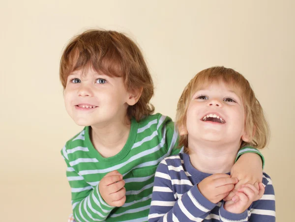 Bambini felici che si abbracciano e sorridono — Foto Stock