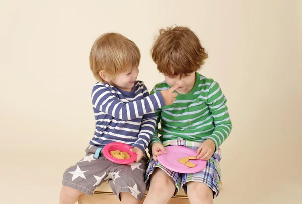 Bambini che condividono uno spuntino, cibo, moda per bambini — Foto Stock