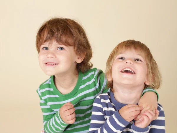 Счастливые дети обнимаются и улыбаются Стоковое Изображение