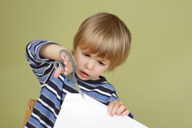 Çocuklar el sanatları aktivite çocuk öğrenme makas ile kesme için