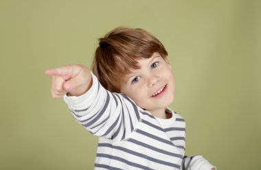 İşaret mutlu gülen çocuk