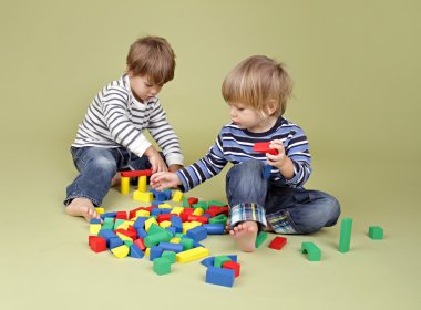 Çocuklar, paylaşma ve birlikte oynayan çocuklar