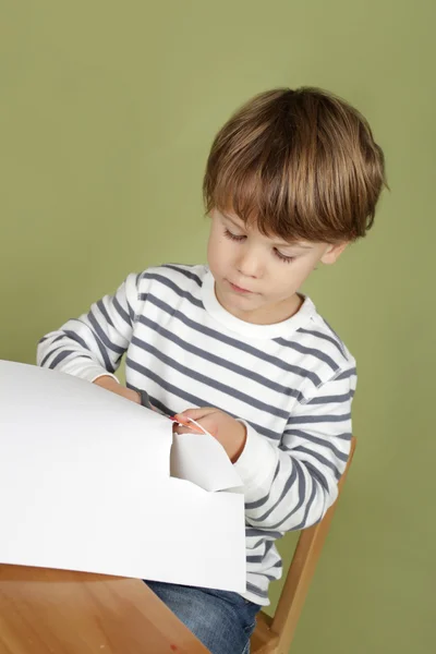 Dzieci sztuki i rzemiosła aktywność dziecka nauka kroju z Scissor — Zdjęcie stockowe