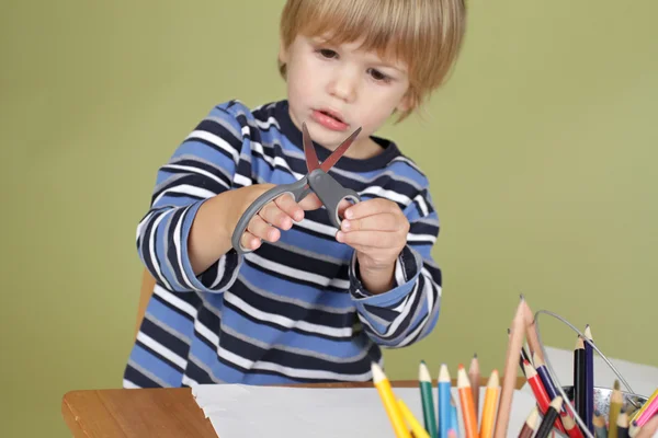 Kids Arts and Crafts Activity Child Learning to Cut with Scissor — Stock Photo, Image