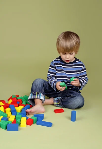 Kind spielt mit Bauklötzen — Stockfoto