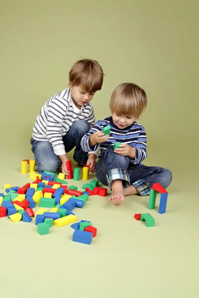 Barn, barn dela och spela tillsammans — Stockfoto