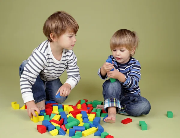 Crianças, crianças compartilhando e brincando juntos — Fotografia de Stock