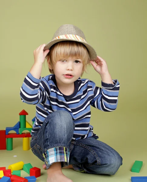 Bambino che gioca con blocchi — Foto Stock