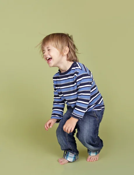 Niño jugando a saltar bailando y teniendo diversión —  Fotos de Stock