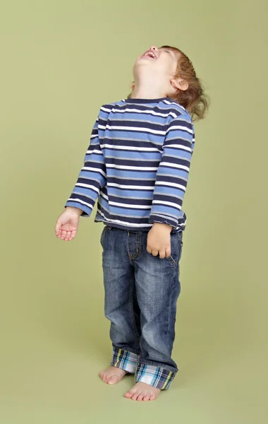 Barn leker hoppa dansa och ha roligt — Stockfoto