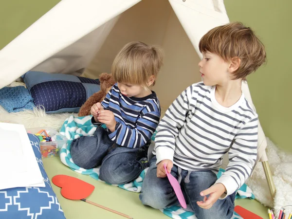 Kids Arts and Crafts Activity, Playing in Teepee Tent — Stock Photo, Image