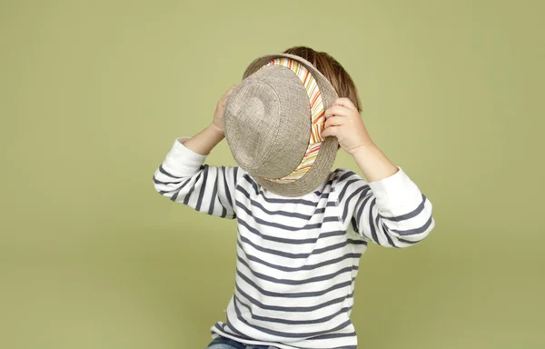 Παιδικά είδη ένδυσης και μόδας: παιδί με το καπέλο του Fedora — Φωτογραφία Αρχείου