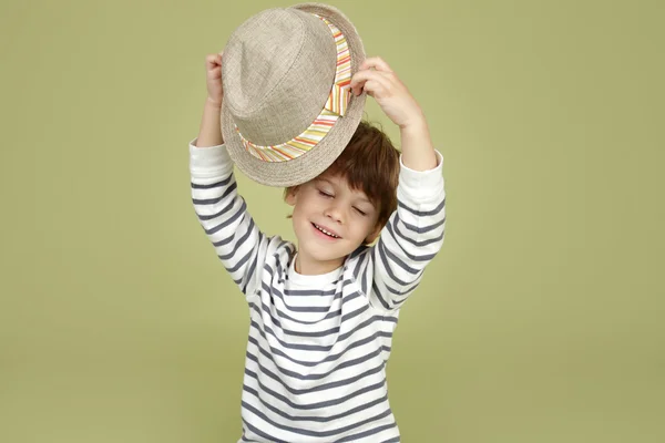 Одежда и мода для детей: выразительный ребенок в шляпе Fedora — стоковое фото