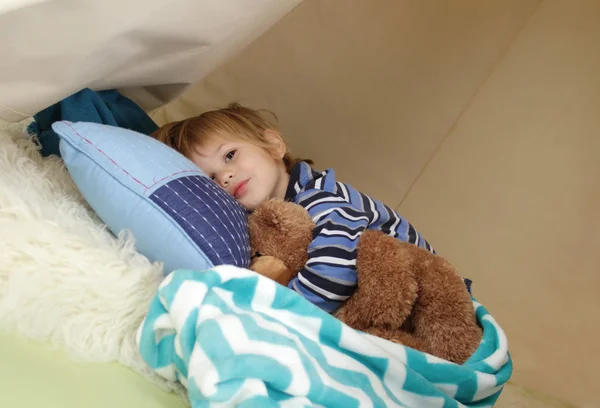 Barn tar en tupplur, vila i Play tält — Stockfoto
