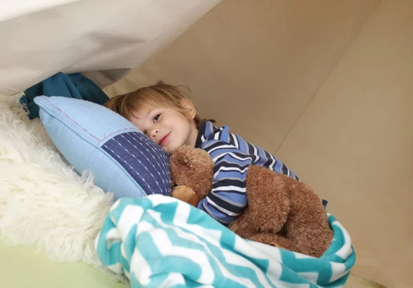 Niño tomando una siesta, descansando en una tienda de campaña —  Fotos de Stock