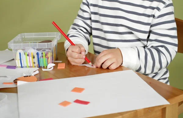 Kinderen van Kunsten en ambachten activiteit, leren en onderwijs — Stockfoto