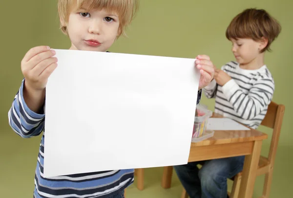 Child holding a blank page sign — стоковое фото