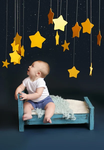 Hora da cama do bebê com estrelas e celular — Fotografia de Stock