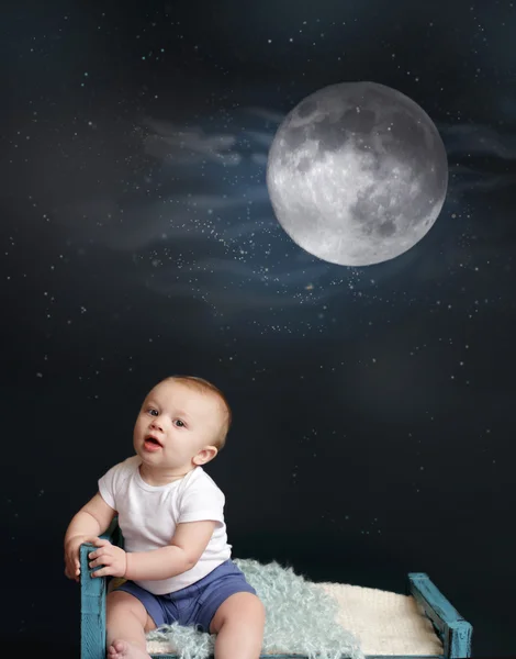 Bebek yatak süre, ay ve yıldızlı gece — Stok fotoğraf