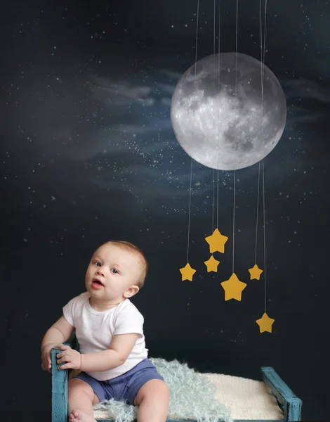 Babybett-Zeit mit Sternen, Mond und Handy — Stockfoto