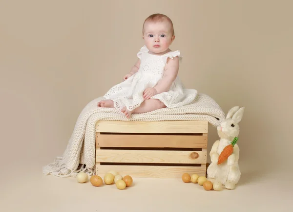 Bambino con coniglietto pasquale e uova — Foto Stock