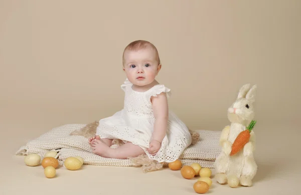 Uova di coniglio di Pasqua del bambino — Foto Stock