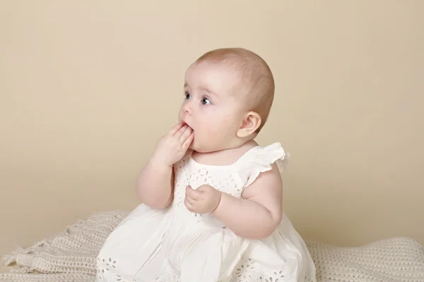 Bebé niña sentado hasta la dentición — Foto de Stock